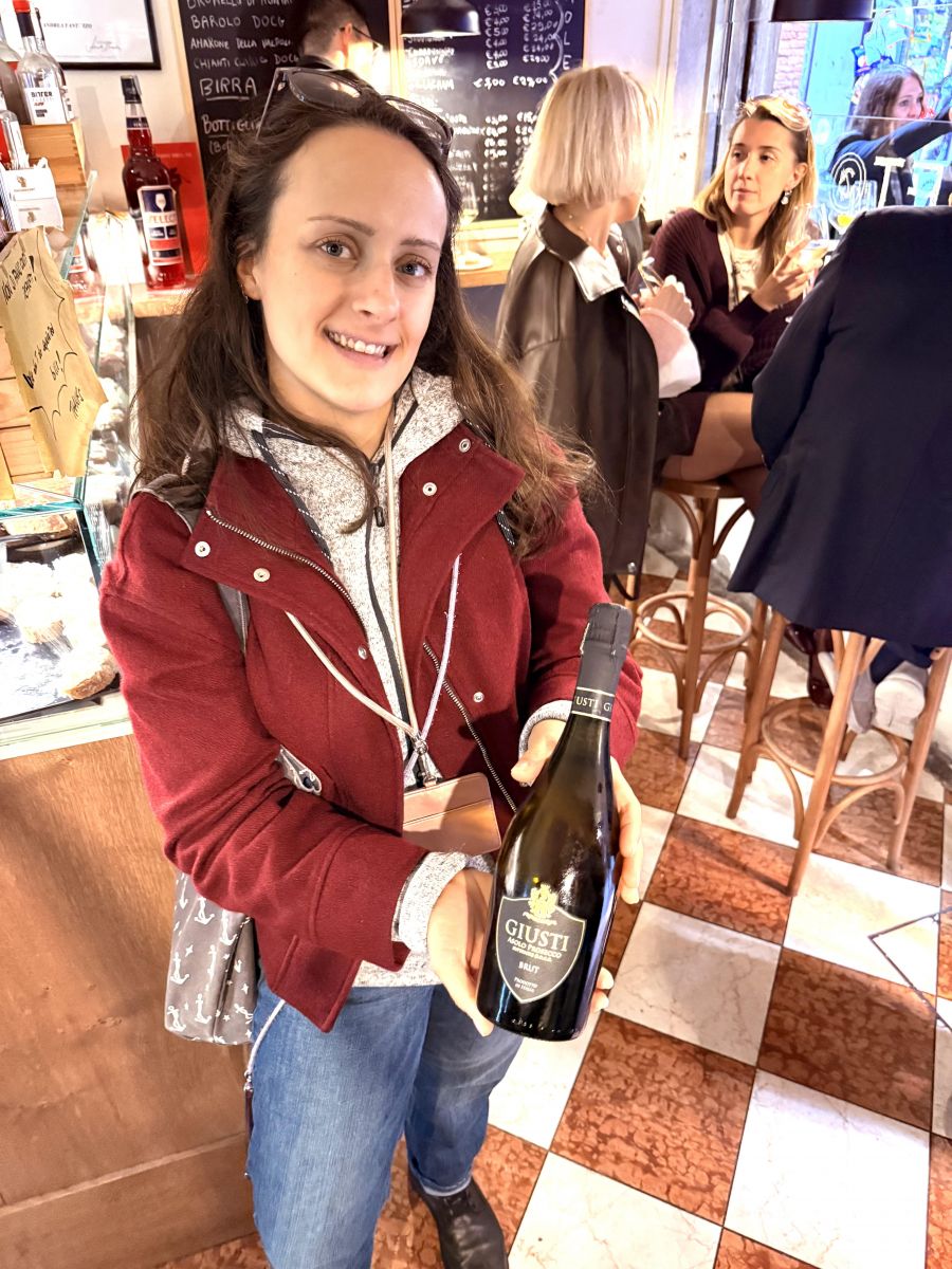 </who>Venice food tour guide Beatrice Acqua with Giusti Asolo Prosecco Brut.